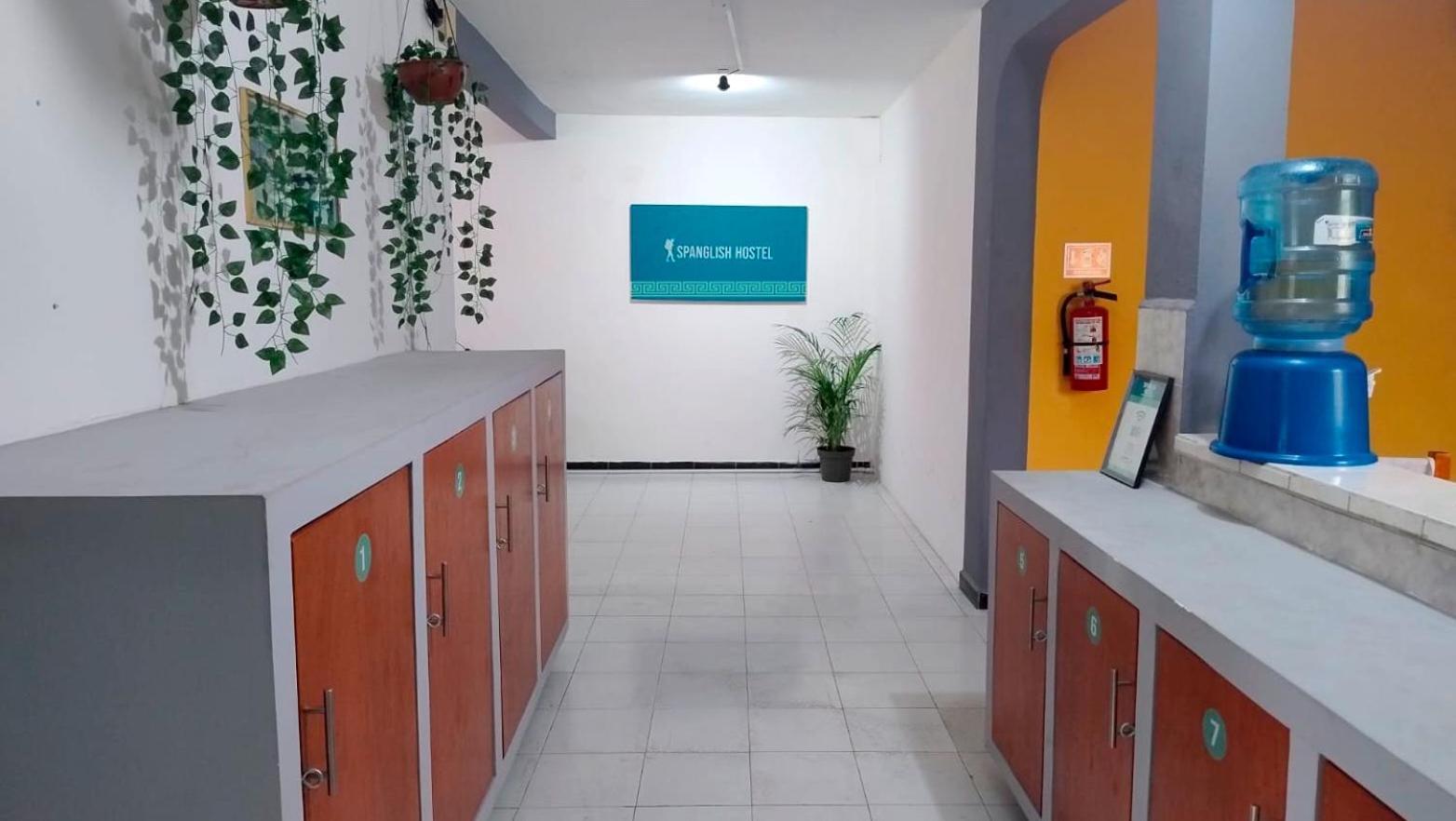 Spanglish Hostel Valladolid  Buitenkant foto