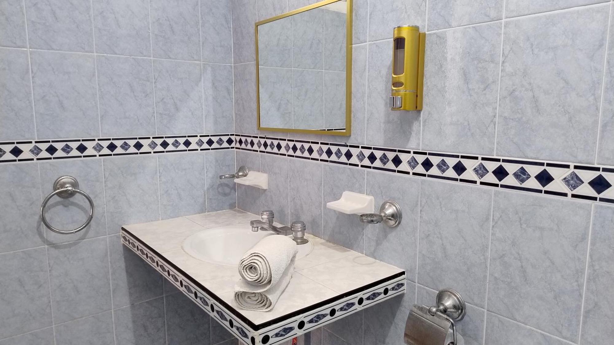 Spanglish Hostel Valladolid  Buitenkant foto